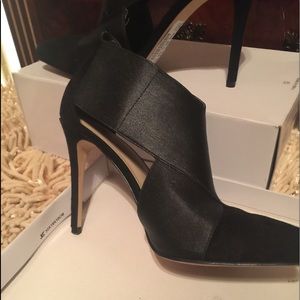 Nine West heels closed toe with open sides 8 1/2